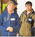 Eiererzeuger Christoph Hönig (links) und René Roux, der bei der Landsiedlung Baden-Württemberg das Projekt Haltung nicht schnabelkupierter Legehennen leitet.