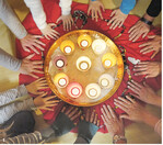 In der stärkenden Gemeinschaft mit ebenfalls Betroffenen zünden die Kinder bei jedem Treffen Erinnerungslichter an die Verstorbenen an.