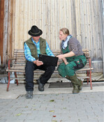 Berater und Landwirtin im Gespräch zu den Ergebnissen des Betriebs-Checks.