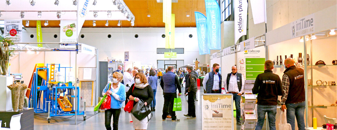 Fast wie früher: Besucher in den Messehallen von expoSE und expoDirekt.