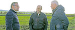 Norbert Lins (l.) im Gespräch mit Landwirt Alexander Stauss (2. v. l.) und dem Kreisobmann im Zollernalbkreis, Alexander Schäfer.