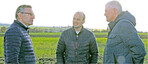 Norbert Lins (l.) im Gespräch mit Landwirt Alexander Stauß (2. v. l.) und dem Kreisobmann im Zollernalbkreis, Alexander Schäfer.