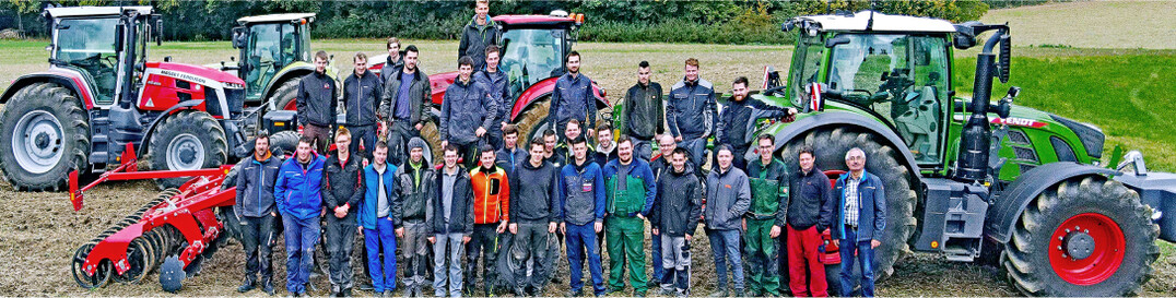 Den Landmaschinen-Meisterschüler aus Kirchheim/Teck beim Feldtag.