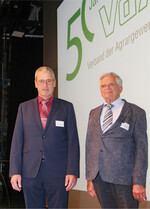 Wilhelm Lohrmann (li.) und Helmut Heydt auf der Bühne in der Filderhalle.