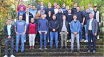 Die neue Fachschulklasse mit Klassenlehrer Felix Hezel (vorne links) und Schulleiter Dr. Peter Grün (vorne rechts).