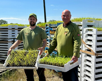 Produktionsleiter Robert Jäkel (l.) und Unternehmensbetreiber Guido Leutenegger präsentieren stolz die selbst hochgezogenen Setzlinge.