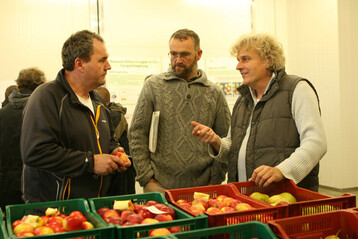 Ungebrochenes Interesse an neuen resistenten Sorten: KOB-Experte Dr. Ulrich Mayr (r.) steht Besuchern Rede und Antwort zu den Eigenschaften der Testkandidaten.
