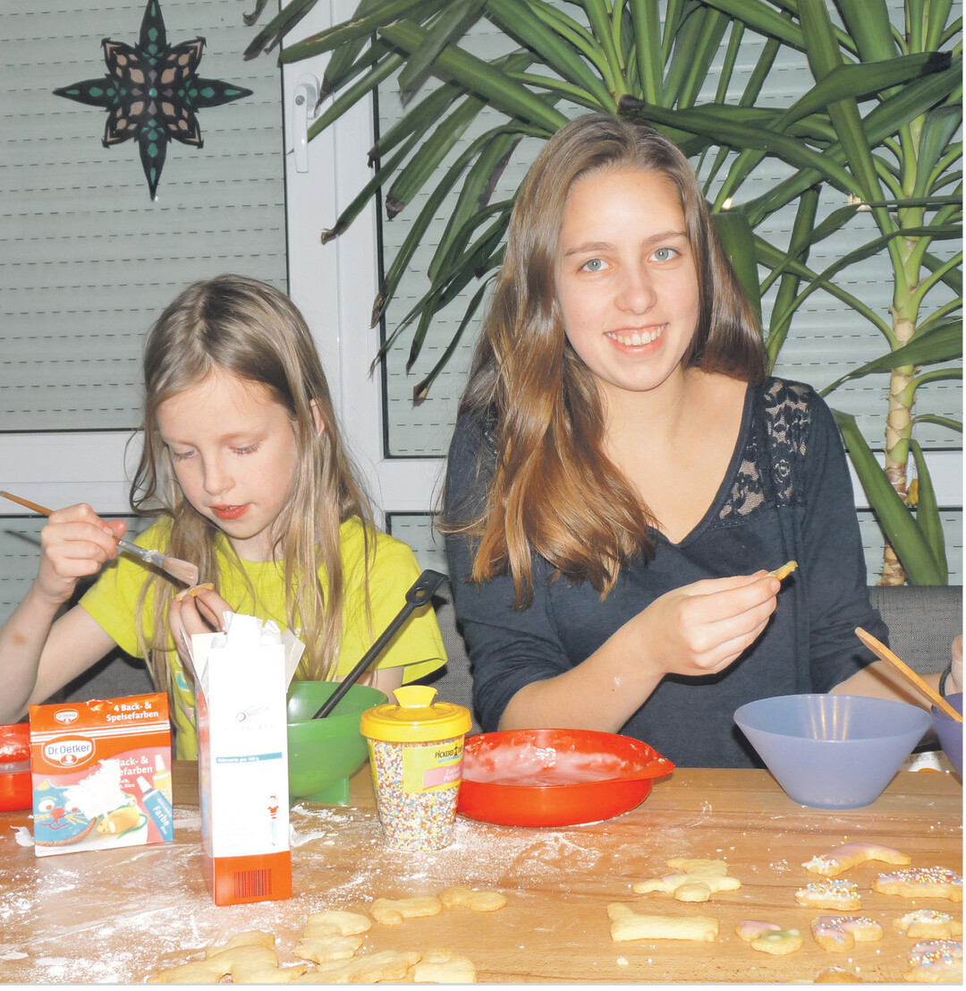 Das Verzieren der Ausstecherle" macht kleinen wie großen Kindern Spaß. Anna (links) und ihre Schwester Lisa sind mit Begeisterung bei der Sache.