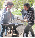 Für die Calas wurde der vorbereitete Flachstahl in der Esse erwärmt. Danach wurde er zu zweit in die Breite geschlagen und zu einer Blume geformt.