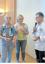 Bäckermeister Alfred Schweizer machte die Probe aufs Exempel: Landfrauen durften bei seinem Vortrag in Hechingen den Unterschied zwischen Bäckerbrot und Discountprodukten testen.