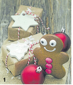 Wer neutrales Packpapier zum Einwickeln der Weihnachtsgeschenke verwendet, kann dies beliebig schmücken, beispielsweise mit gebastelten oder gekauften Anhängern,