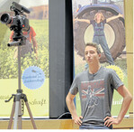 Vor laufender Kamera erklärt ein Junglandwirt, was er an seinem Beruf toll findet.