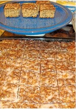 Lebkuchen vom Blech lassen sich zeitsparend in Quadrate oder Rechtecke schneiden.