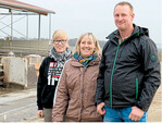 Peter, Tanja und Lena Baureis freuen sich an ihrem neuen Wohlfühlstall für Mastschweine.