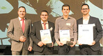 Geschäftsführer Wilfried Müller (l.) freut sich über die Auszeichnung von Marius Knopf (2. v. l.) und Andreas Vollmer. Rechts Ausbilder Denis Schlömp.