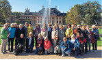 Gruppenbild vor Schloss Pillnitz: Ein Rundgang durch den Park mit einer Jahrhunderte alten Kamelie begeisterte die Landfrauen aus Zollernalb.