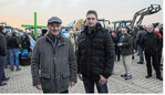 Bei der Staffelübergabe zur Schlepper-Demonstration in Berlin am Sonntag in Bretten (Kreis Karlsruhe) gaben Alexander Kern (r.), Mutterkuhhalter und Organisator bei Land schafft Verbindung" sowie Werner Kunz (l.), Vorsitzender im Bauernverband Karlsruhe den Landwirten klare Worte mit auf den Weg.