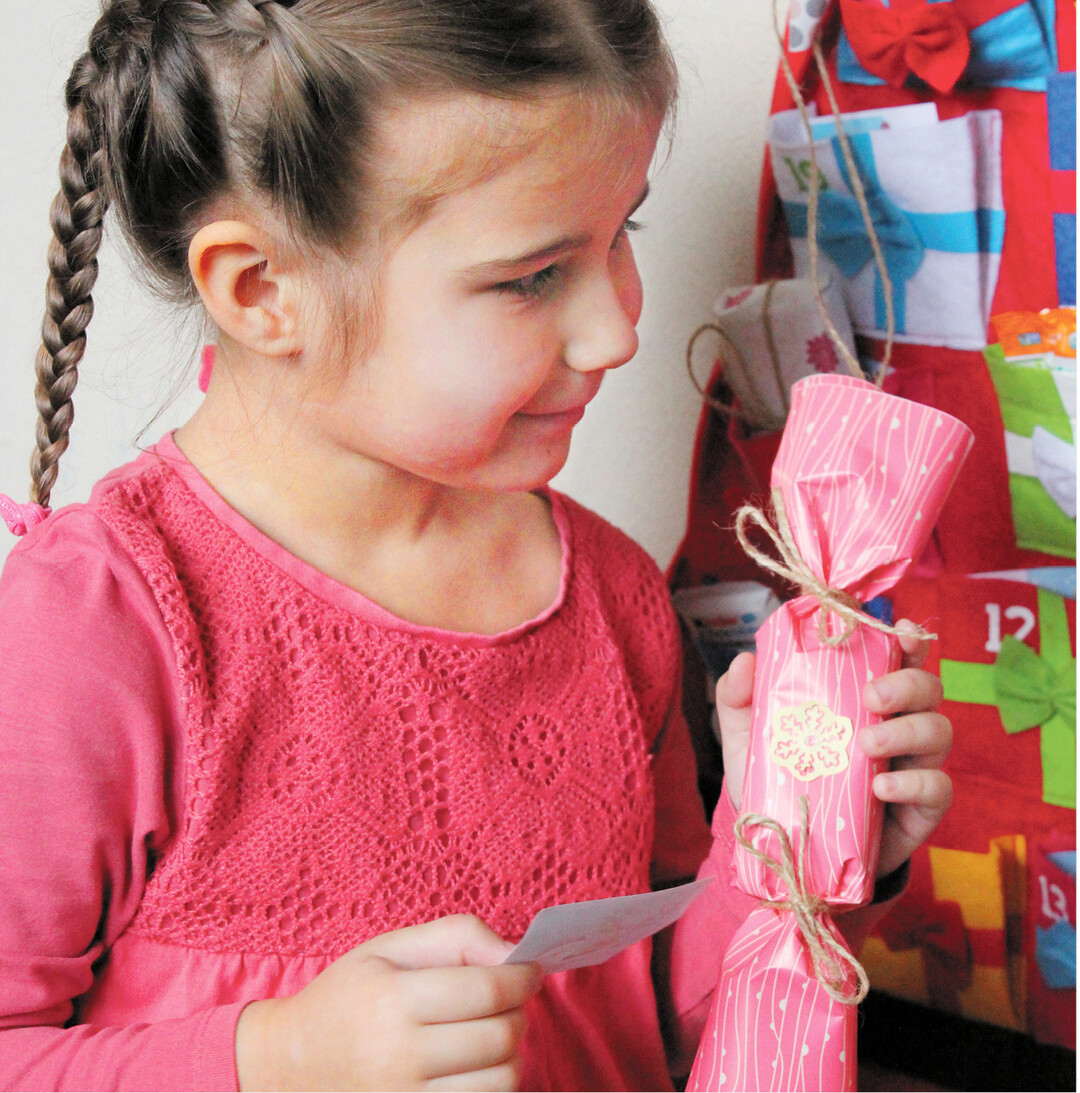 In diesem Jahr fällt der 1. Dezember genau auf den 1. Adventsonntag. Am Adventskalender darf das erste Türchen oder Päckchen geöffnet werden.