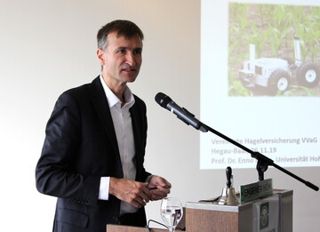 Einschrnkungen im chemischen Pflanzenschutz. Das bedeutet ganz viel und geht ber einen normalen Deckungsbeitrag weit hinaus meinte Professor Dr. Enno Bahrs, Universitt Hohenheim. 