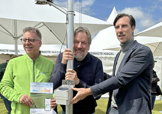 Vorstandsmitglied Thomas Gehrke (l.) und Vorstandssprecher Dr. Philipp Schnbach (r.) von der Vereinigten Hagel mit Meteorologe Jrg Kachelmann (M.) auf den DLG-Feldtagen 2024.
