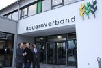 Die drei Ähren des Bauernverbandes weisen den Weg zum Eingang der  neuen Geschäftsstelle, auf die Vorsitzender Klaus Mugele, Architekt Lorenz Kraft und Geschäftsführer Helmut Bleher (v. l.) stolz sind.