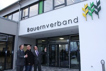 Die drei hren des Bauernverbandes weisen den Weg zum Eingang der neuen Geschftsstelle, auf die Vorsitzender Klaus Mugele, Architekt Lorenz Kraft und Geschftsfhrer Helmut Bleher (v. l.) stolz sind.