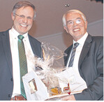 Für Norbert Braun (rechts) hatte LBV-Vizepräsident Gerhard Glaser einen Gutschein zur Büroeinrichtung im geplanten neuen Heim mitgebracht.