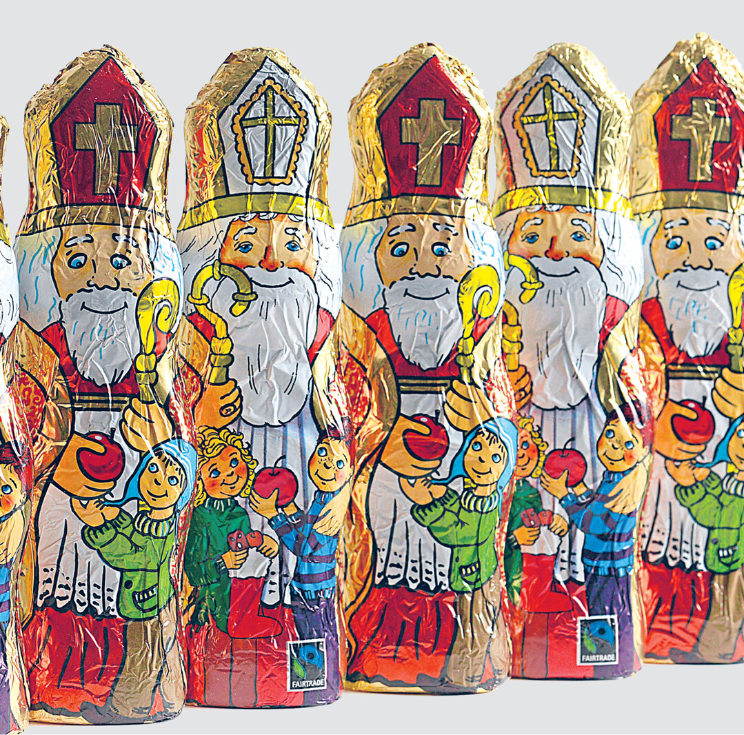 Jetzt kommt der Nikolaus und bringt den Kindern Äpfel, Mandarinen, Nüsse und süße Schleckereien. Übrigens: Es gibt auch fair gehandelte Schokoladenartikel.