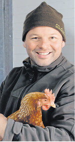 Seit Februar 2013 besitzt Heiko Leis mobile Hühnerställe, die auf den Wiesen rund um Oberderdingen platziert sind.