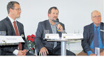 Berichteten von ihren Erfahrungen mit dem Mindestlohngesetz, von links: Simon Schumacher, Vorstandssprecher der VSSE, Spargelanbauer Rolf Meinhardt und Joachim Schneider, Leiter der Gewerbeaufsicht im Landkreis Karlsruhe.