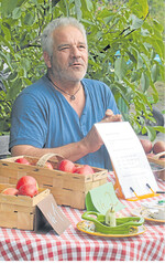 Betriebsleiter Bernhard Kitt stellte beim Sortentest die verschiedenen Apfelsorten vor.