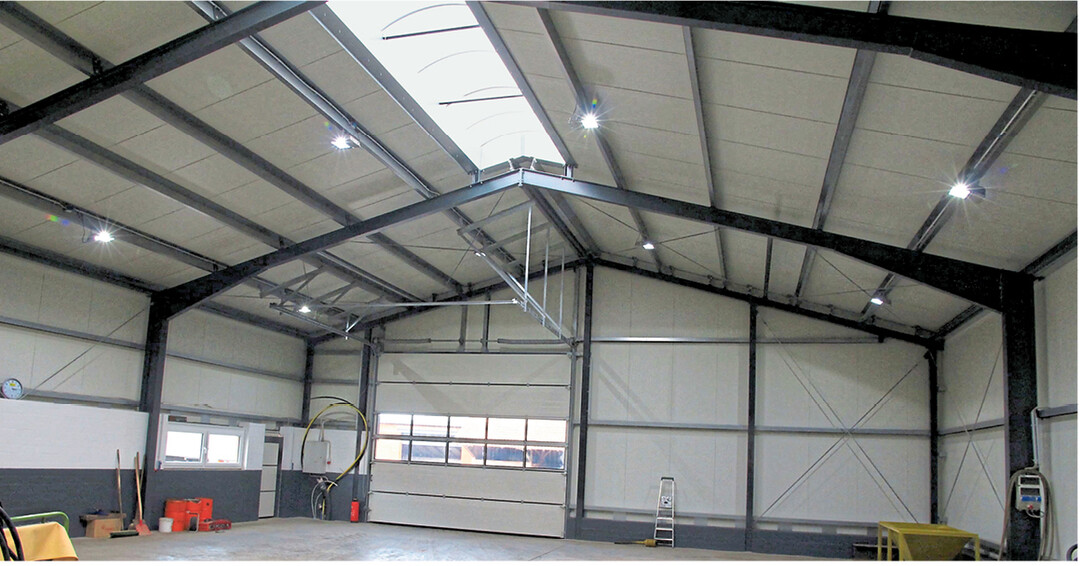 Bei dieser Halle wurde für die Belichtung ein Lichtfirst in Kombination mit LED-Strahlern eingesetzt.