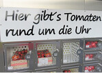 Rund um die Uhr – immer häufiger finden können die Konsumenten ihre Bedürfnisse auch nach frischen landwirtschaftlichen Produkten an Automaten stillen, wie in Hochdorf/Enz am Automaten der Tomatengärtnerei Hagdorn.