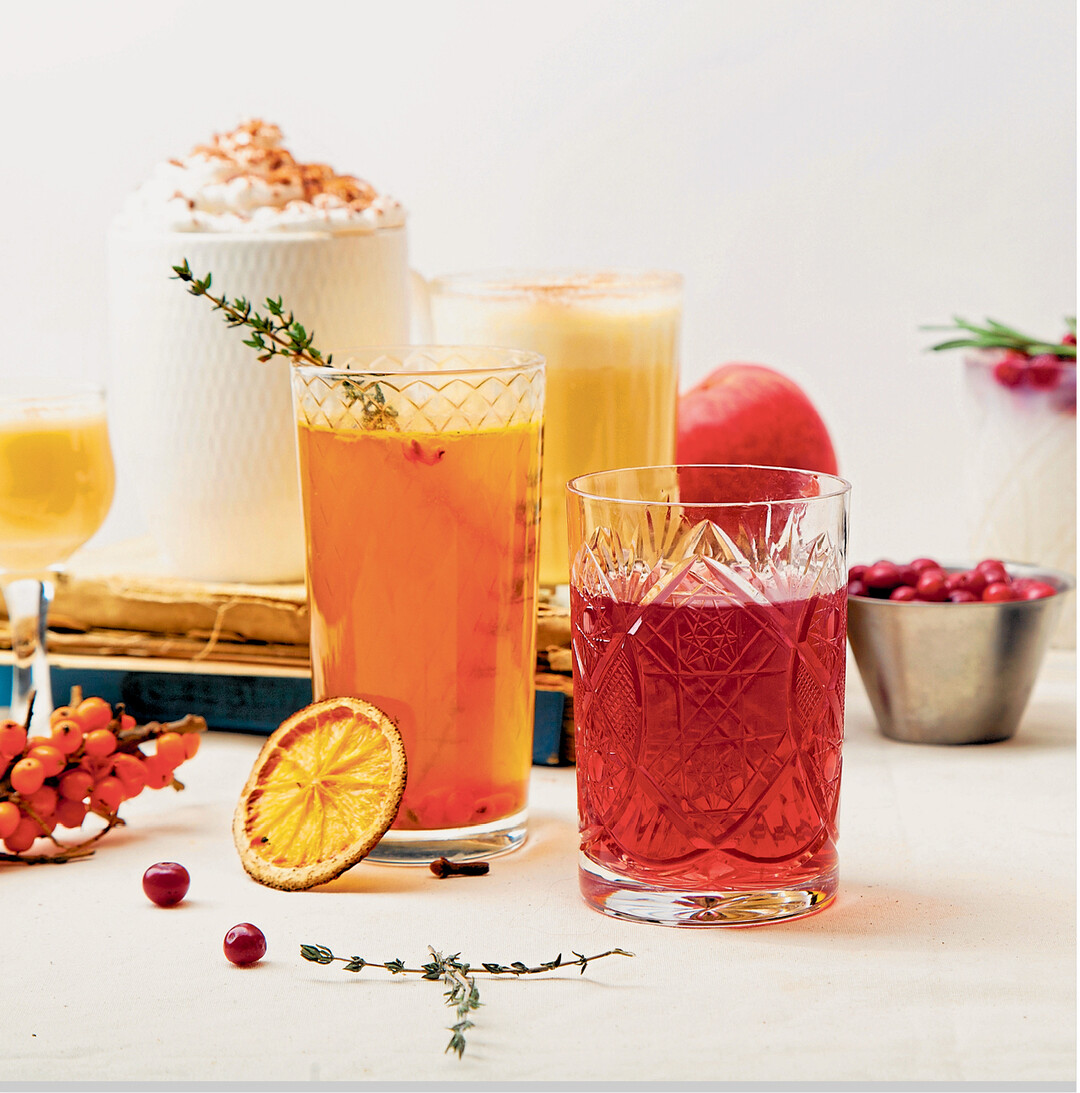 Ein Becher heiße Schokolade mit feiner Sahnehaube, ein Glas duftender Glühwein oder ein wärmender Drink aus Vitamin C reichen Säften das ist jetzt, in der oft stressigen Vorweihnachtszeit, genau das Richtige zum Genießen und Entspannen.