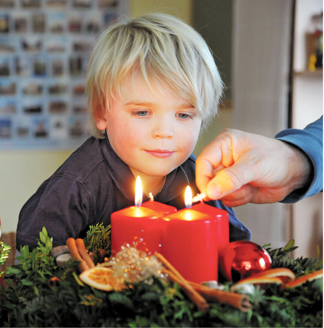 In der dunklen Jahreszeit freuen wir uns abends an dem warmen Licht der Kerzen. Jetzt gilt es besonders darauf zu achten, dass es zu keinem Brand im Haus kommt. Mehr dazu auf der nächsten Seite.
