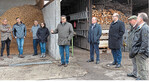 Landwirtschaftsminister Peter Hauk (Mitte) besichtigt die Hackschnitzelanlage von Markus Scheib in Murrhardt-Siebenknie.