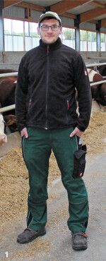 Juniorchef Alexander Gutjahr steht stolz in seinem tiergerechten Bullenmaststall, den er immer wieder so bauen würde.