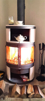 Kaminofen mit Speichersteinen ummantelt.