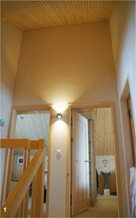 Holz- und Lehmputzwände treffen überall im Haus aufeinander.