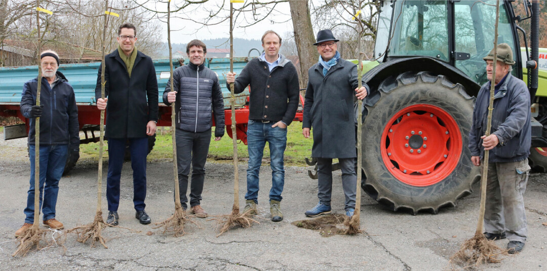 Der Hof von Familie Schönberger in Argenbühl-Matzen war einer von insgesamt sechs Ausgabestellen für die neuen Hofbäume: (v.l.) Kurt Reck, Ortsobmann Bauernverband Ratzenried, Wolfgang Oligmüller, VBAO, Bürgermeister Roland Sauter, AG Heimatpflege, Franz Schönberger, Vorsitzender Bauernverband Allgäu-Oberschwaben, Bürgermeister Dieter Krattenmacher, AG Heimatpflege sowie Landwirt Martin Dentler, Enkenhofen.
