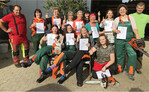 Die stolzen Teilnehmerinnen am Motorsägenkurs der Ehinger Landfrauen erhielten von ihrem Lehrmeister Stefan Gans ihr Zertifikat.