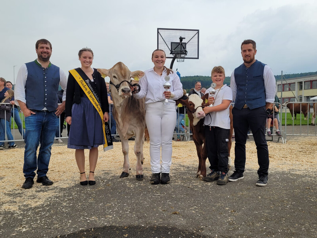 Vorfhrsiegerin jung Christine Hrmann, Kirchdorf, vor dem Reservesieger Ben Nagler aus Reutlingendorf mit einem Kalb vom Betrieb Scheuing.