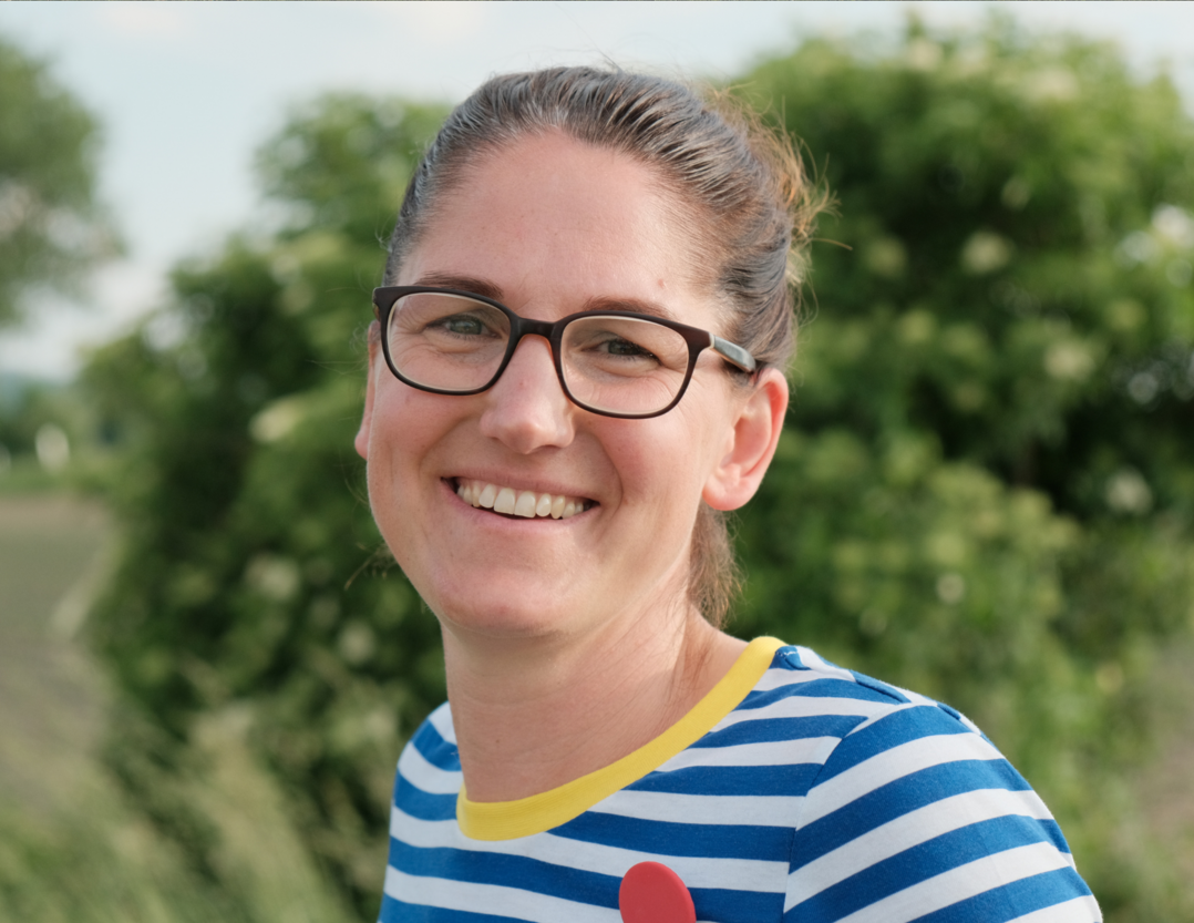 Für die Projektidee, das Konzept und die Umsetzung von A.ckerwert ist Lioba Degenfelder verantwortlich. Die Umweltingenieurin arbeitete lange als Bildungsreferentin. Seit 2020 ist sie freiberuflich für das Projekt verantwortlich.