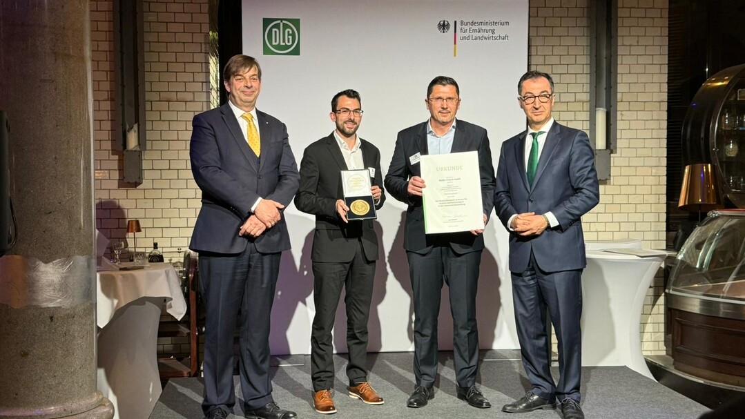 Die Urkunde, sowie die Medaille des Bundesehrenpreises wurde durch Bundeslandwirtschaftsminister Cem zdemir im Beisein von DLG Prsident Hubertus Paetow an Steffen Malke, Geschftsfhrer Produktion Mller Fleisch (2.v.r.) sowie Dennis Kumpf, Leitung der Qualittssicherung (2.v.l.) berreicht.