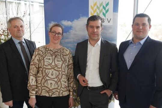 Dr. Andreas Möller, Autor des Buches „Zwischen Bullerbü und Tierfabrik“, eingerahmt von den Kreisvorsitzenden Siegfried Nägele (links), Tobias Briem und Geschäftsführerin Mirjam Schumacher beim Bauerntag des Kreisbauernverbandes Esslingen in Neidlingen.