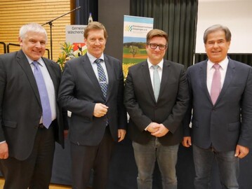 Eberhard Hartelt, Umweltbeauftragter des DBV (2. v. l.), findet beim Kreisbauerntag Gppingen am 28. Mrz 20219 in Wschenbeuren mit seiner Rede ber Natur und Landwirtschaft interessierte Zuhrer. Mit ihm freuen sich (v. l.) Kreisvorsitzender Hermann Frber, Landrat-Stellvertreter Jochen Heinz und Brgermeister Karl Vesenmaier.