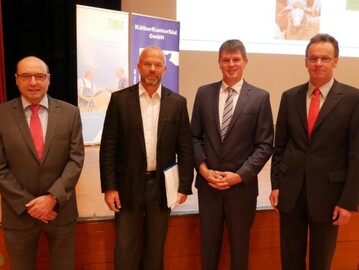 Prof. Dr. Harald Grethe (2. von links) stie mit seinem Vortrag zu einer gesellschaftlich akzeptierten Nutztierhaltung bei der VG-Vertreterversammlung am 1. Juli 2015 in Leonberg auf groes Interesse und lste eine heftige Debatte um die Bezahlung von mehr Tierschutz aus. Links VG-Geschftsfhrer Dr. Rainer Pflugfelder, rechts Aufsichtsratchef Harald Rabausch, 2. von rechts VG-Vorstandsvorsitzender Dr. Reinhard Funk.