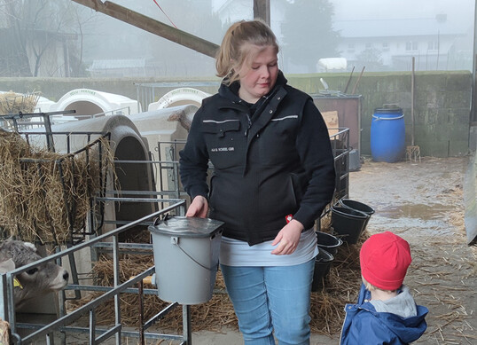 Landwirtin Hanna Schoel hat sich auch in ihrer zweiten Schwangerschaft einen Betriebshelfer ber die SVLFG organisiert.