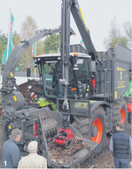 Hackereinheit von Hüttmann als Aufbau auf einen Claas Xerion VT 3800 mit 380 PS und einem Hacker von Jenz, HEM 540 ZA. Der Bunker fasst 20 m.
