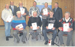 Dank für treue Dienste: Vorsitzender Alois Fahrmeier (hinten rechts) und Geschäftsführer Martin Geissendörfer (2. v. l.) zeichnete langjährige Ortsobmännern mit Silbernen und Goldenen Ähren aus.